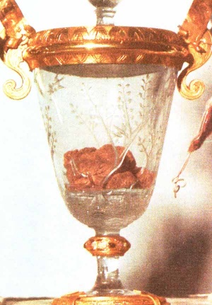 Détail de l'Ostensoir-Reliquaire la coupe de cristal contenant le Précieux Sang